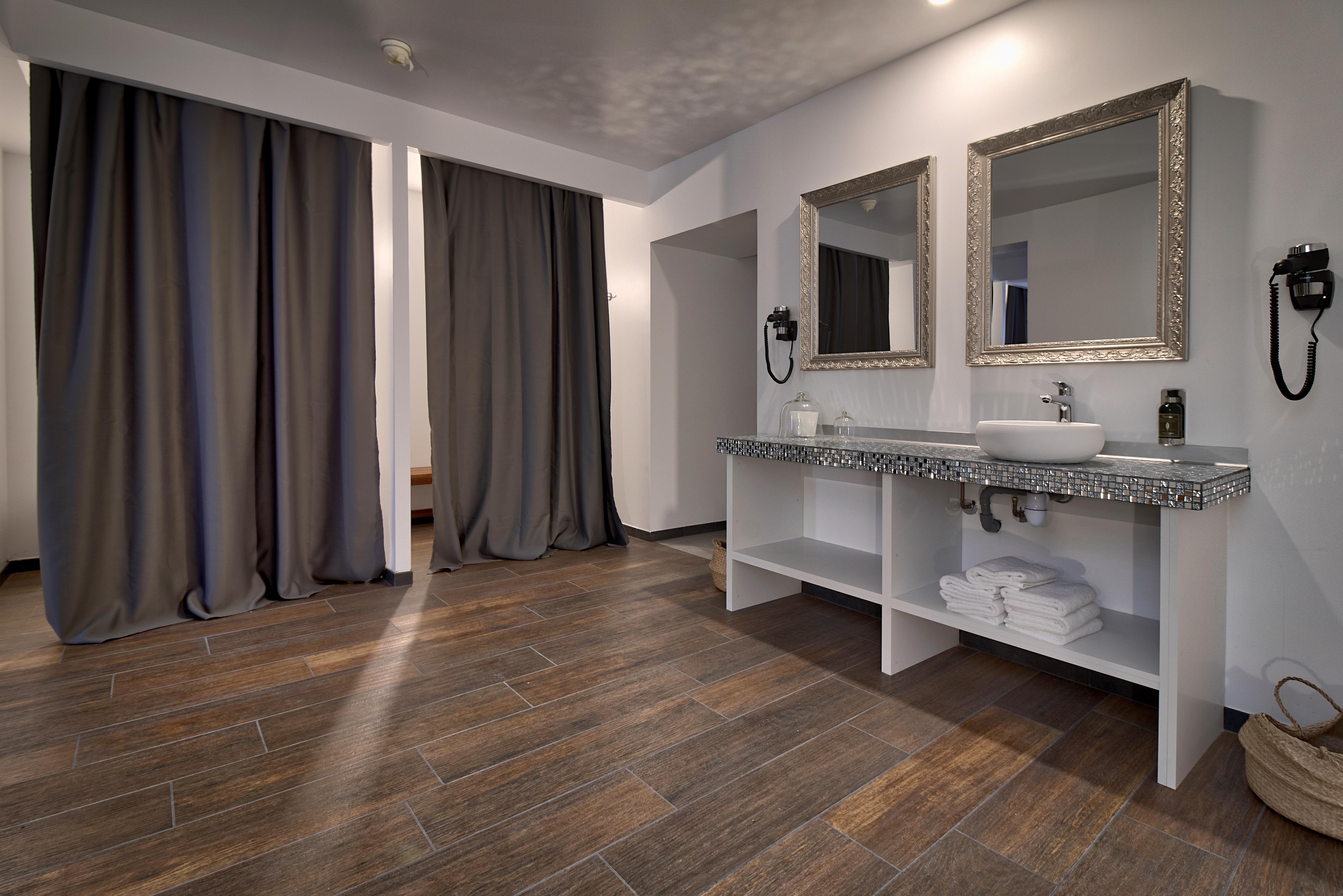 Belfry & Spa By Ligne St Barth Lourdes Eksteriør bilde Bathroom with porcelain wood-look tiles